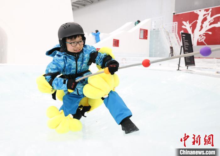 石家庄热雪奇迹雪场启幕 河北青少年冰雪运动夏
