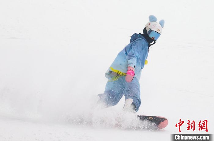 石家庄热雪奇迹雪场启幕 河北青少年冰雪运动夏