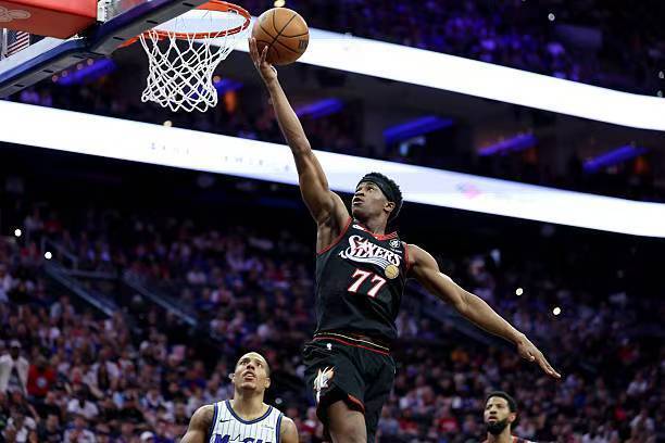 新星爆发助76人晋级季后赛 埃奇库姆两双数据成