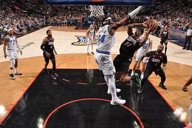 新星爆发助76人晋级季后赛 埃奇库姆两双数据成