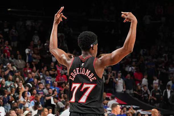 新星爆发助76人晋级季后赛 埃奇库姆两双数据成