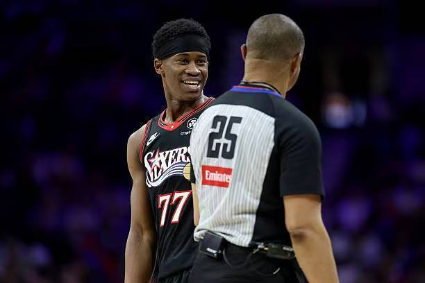 新星爆发助76人晋级季后赛 埃奇库姆两双数据成