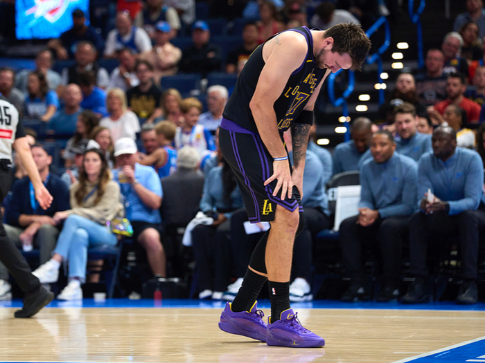 湖人惨败雷霆双核报销伤病潮冲击季后赛