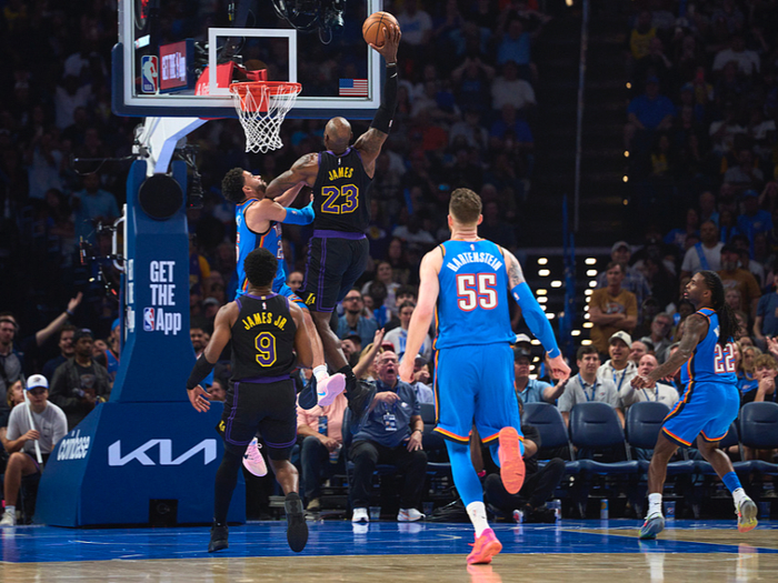 湖人惨败雷霆双核报销伤病潮冲击季后赛