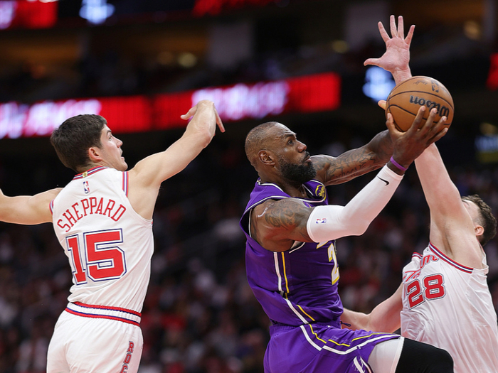 湖人惨败雷霆双核报销伤病潮冲击季后赛