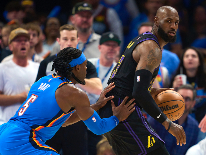 湖人惨败雷霆双核报销伤病潮冲击季后赛